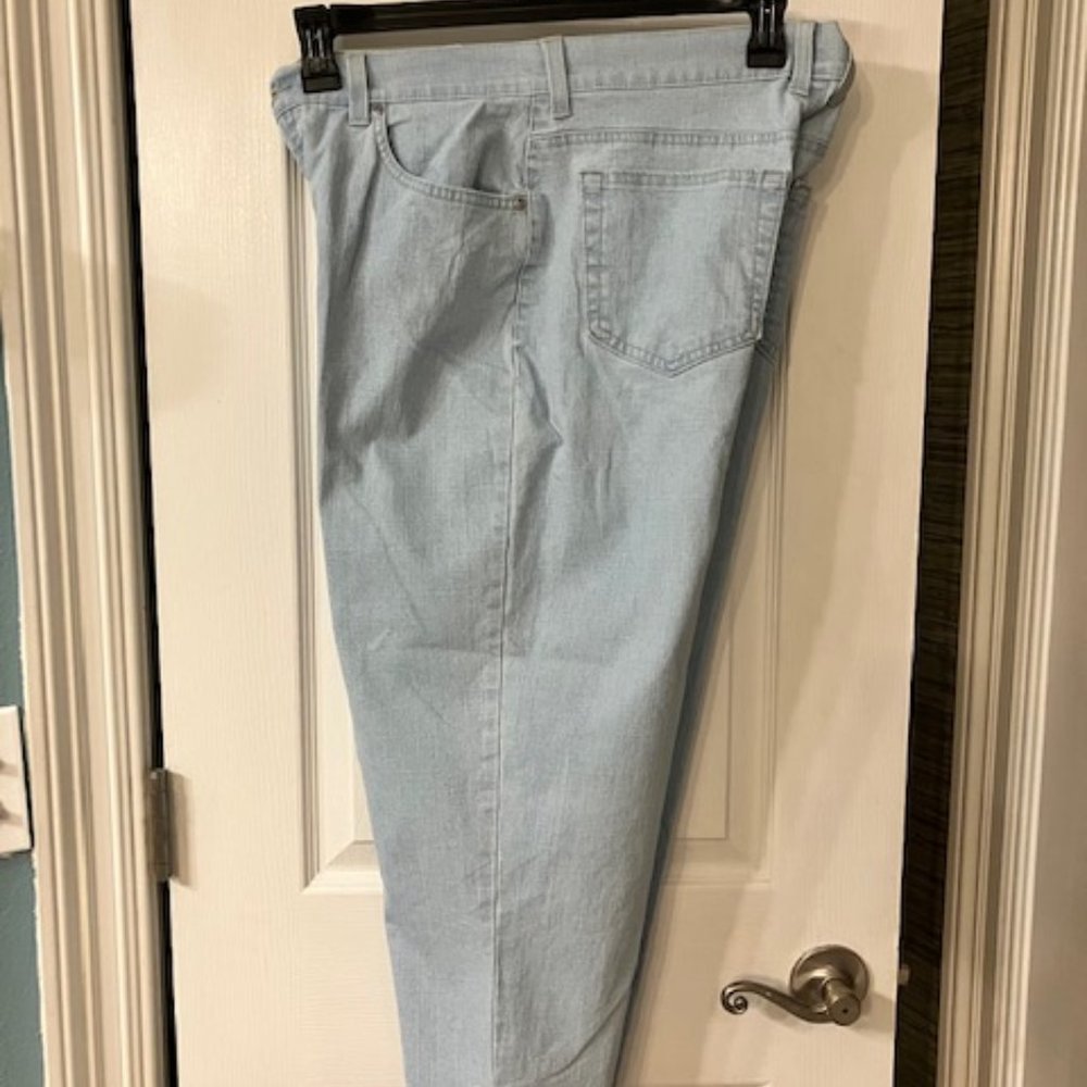 GLORIA VANDERBILT - Size 12 - Light Blue Denim Cropped Jeans - 5 pocket - EUC